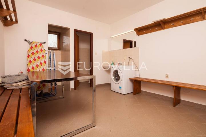Istra, Banjole, prostrana stambeno poslovna kuća za odmor, 750 m², parcela 1370 m²