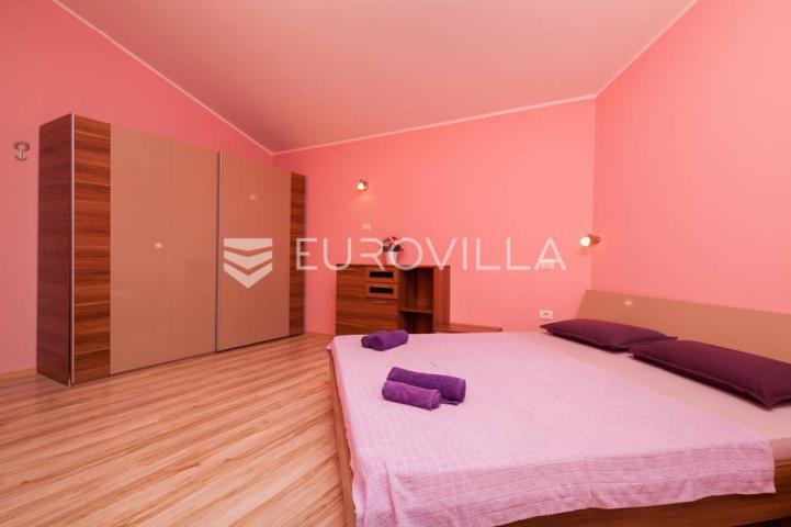 Istra, Banjole, prostrana stambeno poslovna kuća za odmor, 750 m², parcela 1370 m²