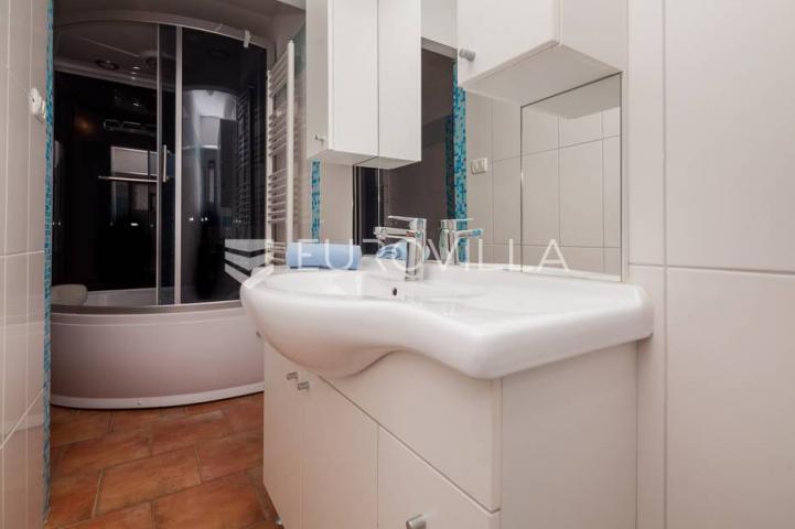 Istra, Banjole, prostrana stambeno poslovna kuća za odmor, 750 m², parcela 1370 m²