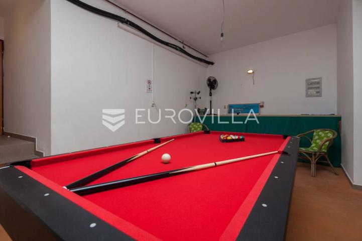 Istra, Banjole, prostrana stambeno poslovna kuća za odmor, 750 m², parcela 1370 m²
