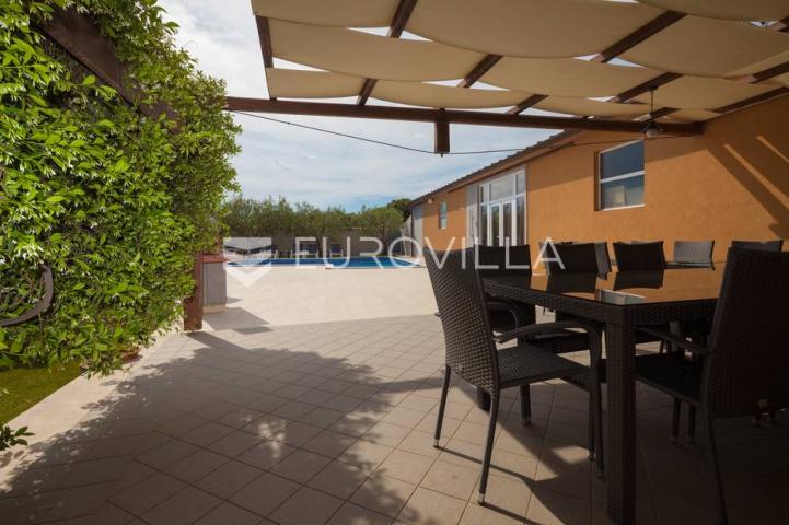 Istra, Banjole, prostrana stambeno poslovna kuća za odmor, 750 m², parcela 1370 m²