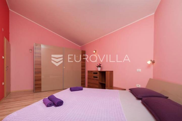 Istra, Banjole, prostrana stambeno poslovna kuća za odmor, 750 m², parcela 1370 m²