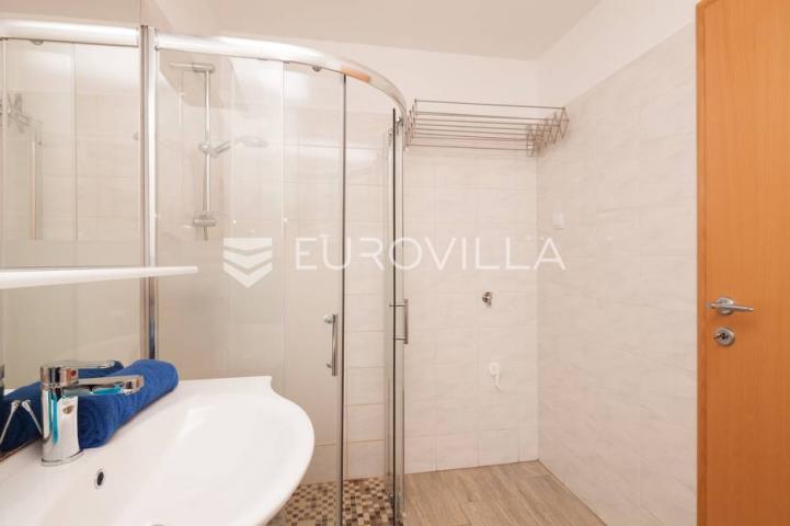 Istra, Banjole, prostrana stambeno poslovna kuća za odmor, 750 m², parcela 1370 m²