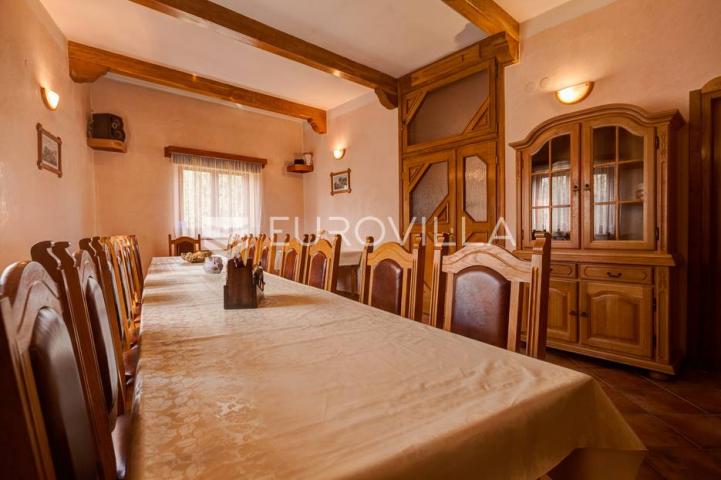 Istra, Banjole, prostrana stambeno poslovna kuća za odmor, 750 m², parcela 1370 m²