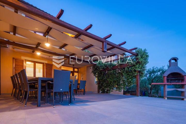 Istra, Banjole, prostrana stambeno poslovna kuća za odmor, 750 m², parcela 1370 m²