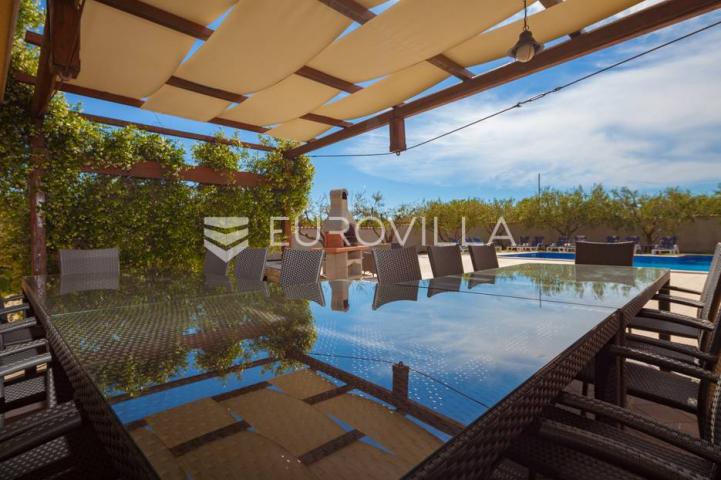 Istra, Banjole, prostrana stambeno poslovna kuća za odmor, 750 m², parcela 1370 m²