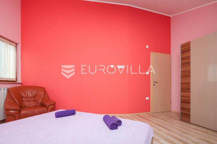 Istra, Banjole, prostrana stambeno poslovna kuća za odmor, 750 m², parcela 1370 m²