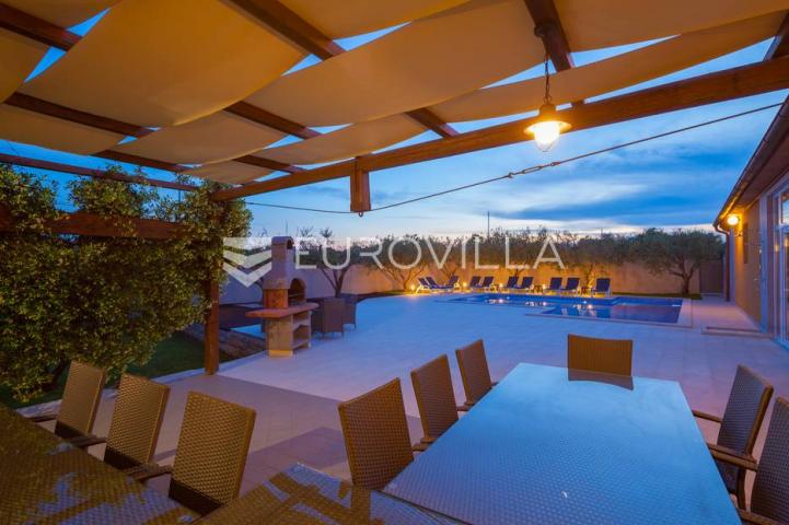 Istra, Banjole, prostrana stambeno poslovna kuća za odmor, 750 m², parcela 1370 m²