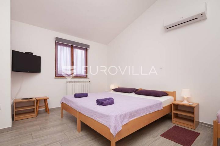 Istra, Banjole, prostrana stambeno poslovna kuća za odmor, 750 m², parcela 1370 m²