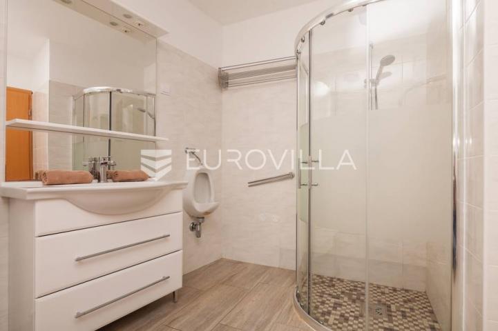 Istra, Banjole, prostrana stambeno poslovna kuća za odmor, 750 m², parcela 1370 m²