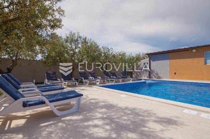 Istra, Banjole, prostrana stambeno poslovna kuća za odmor, 750 m², parcela 1370 m²