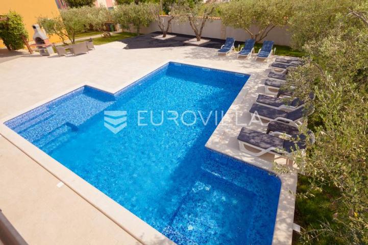 Istra, Banjole, prostrana stambeno poslovna kuća za odmor, 750 m², parcela 1370 m²