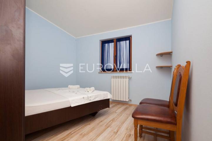 Istra, Banjole, prostrana stambeno poslovna kuća za odmor, 750 m², parcela 1370 m²