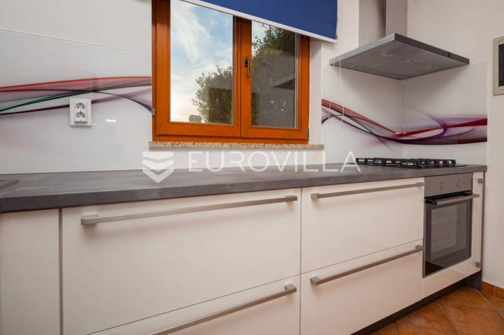 Istra, Banjole, prostrana stambeno poslovna kuća za odmor, 750 m², parcela 1370 m²