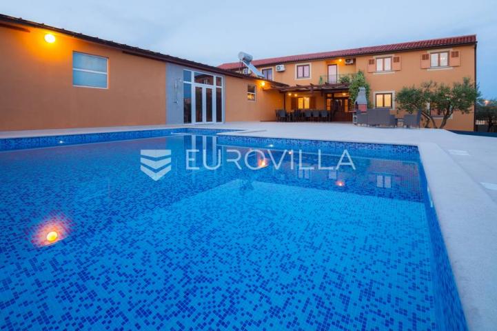 Istra, Banjole, prostrana stambeno poslovna kuća za odmor, 750 m², parcela 1370 m²