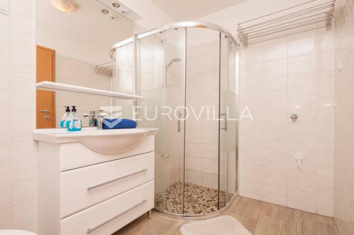 Istra, Banjole, prostrana stambeno poslovna kuća za odmor, 750 m², parcela 1370 m²
