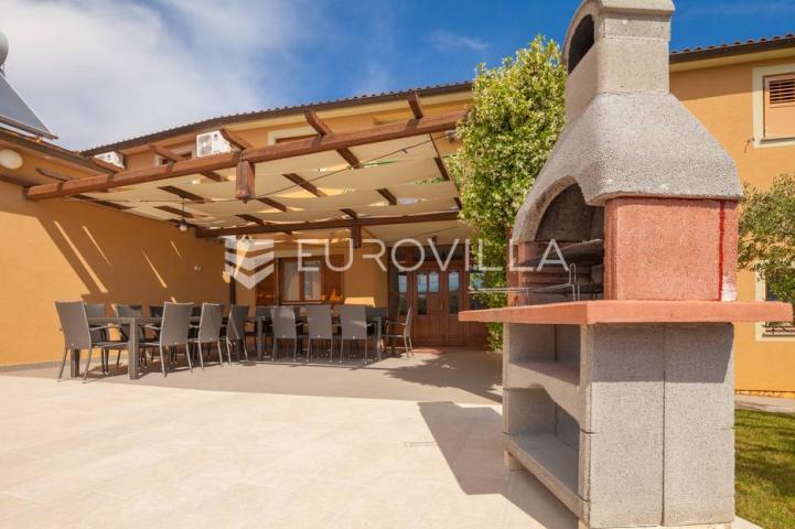 Istra, Banjole, prostrana stambeno poslovna kuća za odmor, 750 m², parcela 1370 m²