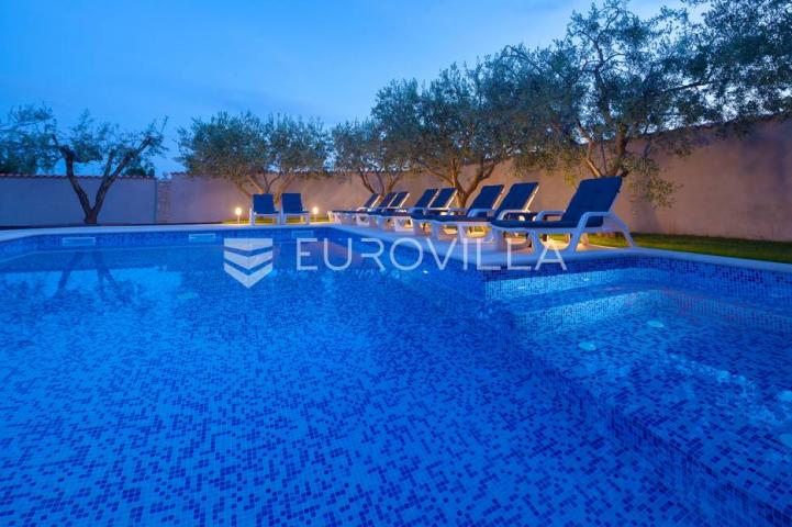 Istra, Banjole, prostrana stambeno poslovna kuća za odmor, 750 m², parcela 1370 m²