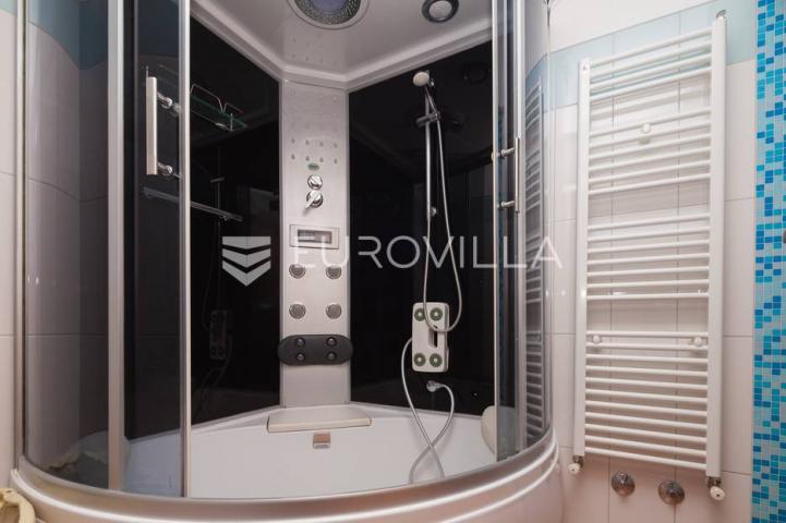 Istra, Banjole, prostrana stambeno poslovna kuća za odmor, 750 m², parcela 1370 m²