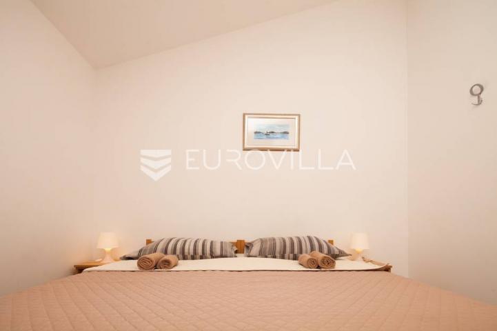 Istra, Banjole, prostrana stambeno poslovna kuća za odmor, 750 m², parcela 1370 m²