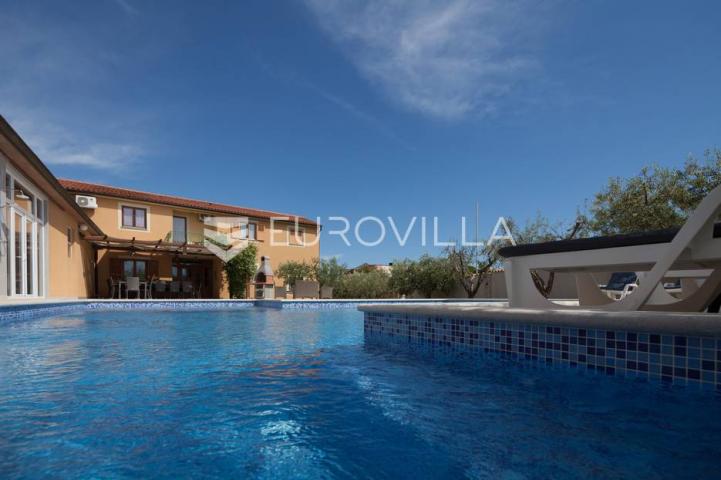 Istra, Banjole, prostrana stambeno poslovna kuća za odmor, 750 m², parcela 1370 m²