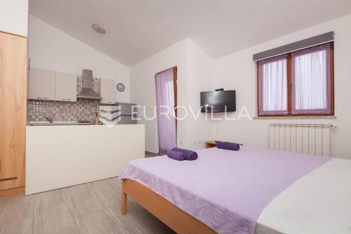 Istra, Banjole, prostrana stambeno poslovna kuća za odmor, 750 m², parcela 1370 m²