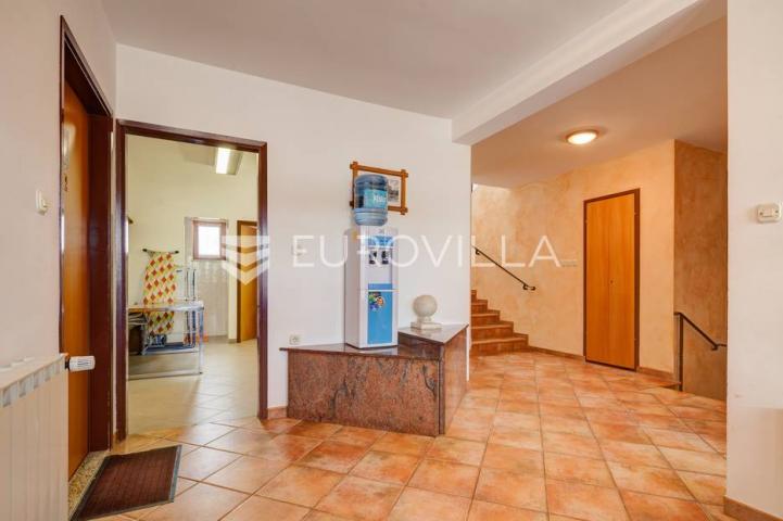 Istra, Banjole, prostrana stambeno poslovna kuća za odmor, 750 m², parcela 1370 m²