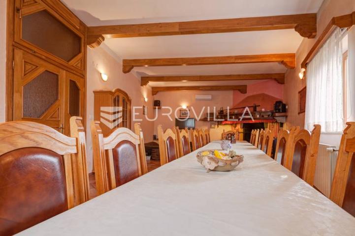 Istra, Banjole, prostrana stambeno poslovna kuća za odmor, 750 m², parcela 1370 m²