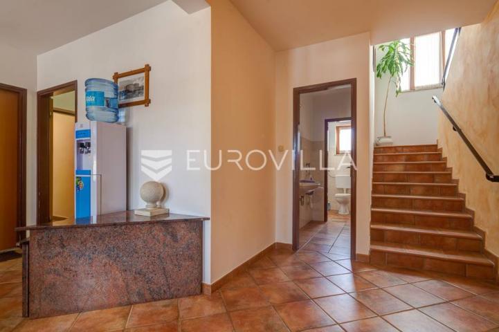 Istra, Banjole, prostrana stambeno poslovna kuća za odmor, 750 m², parcela 1370 m²