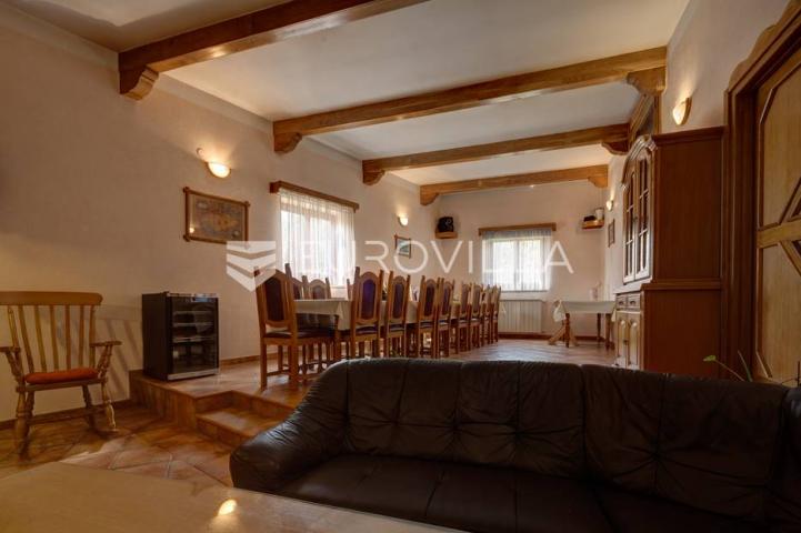 Istra, Banjole, prostrana stambeno poslovna kuća za odmor, 750 m², parcela 1370 m²