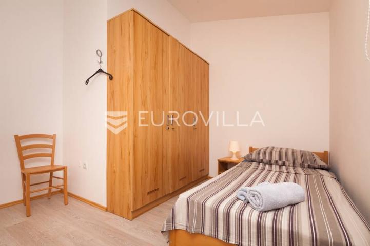 Istra, Banjole, prostrana stambeno poslovna kuća za odmor, 750 m², parcela 1370 m²
