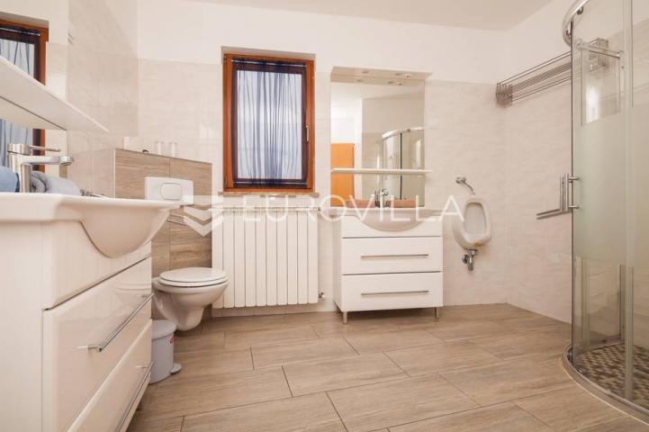 Istra, Banjole, prostrana stambeno poslovna kuća za odmor, 750 m², parcela 1370 m²