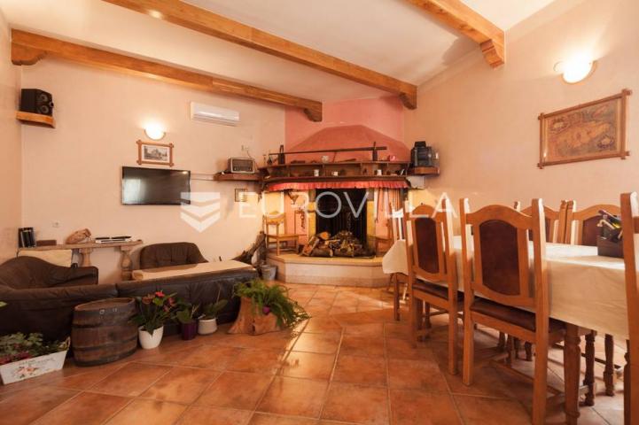 Istra, Banjole, prostrana stambeno poslovna kuća za odmor, 750 m², parcela 1370 m²