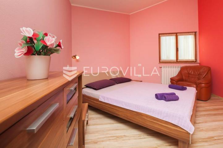 Istra, Banjole, prostrana stambeno poslovna kuća za odmor, 750 m², parcela 1370 m²