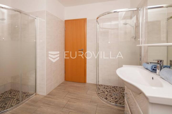 Istra, Banjole, prostrana stambeno poslovna kuća za odmor, 750 m², parcela 1370 m²