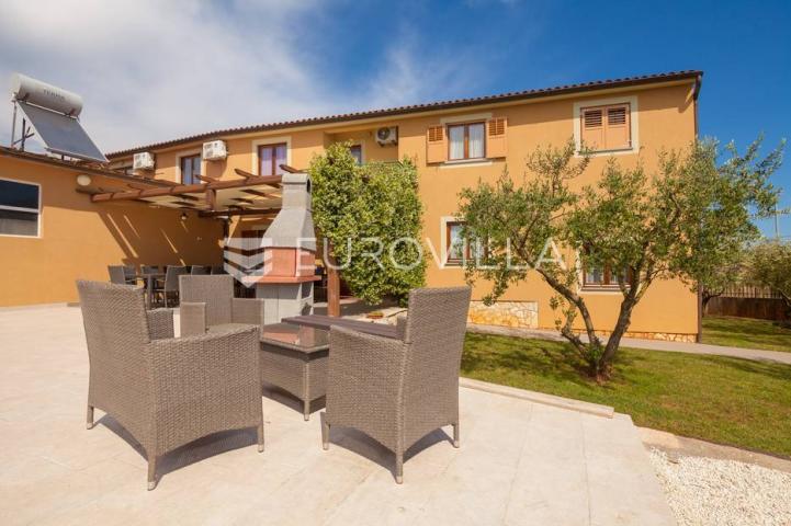 Istra, Banjole, prostrana stambeno poslovna kuća za odmor, 750 m², parcela 1370 m²