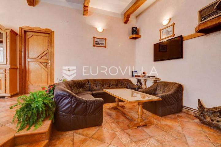 Istra, Banjole, prostrana stambeno poslovna kuća za odmor, 750 m², parcela 1370 m²