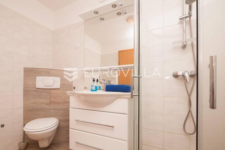 Istra, Banjole, prostrana stambeno poslovna kuća za odmor, 750 m², parcela 1370 m²