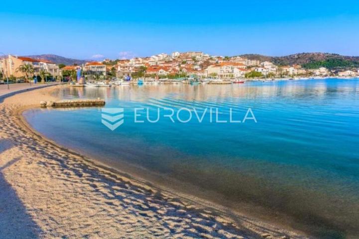 Rogoznica, vila s bazenom i pogledom na more, 168 m²