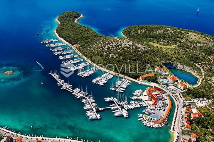 Rogoznica, vila s bazenom i pogledom na more, 168 m²