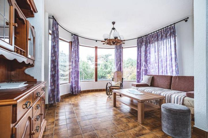 Otok Krk, Grad Krk, izvanredna kuća u prvom redu do mora NKP 260 m2