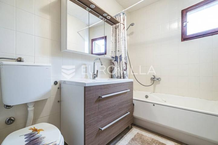 Otok Krk, Grad Krk, izvanredna kuća u prvom redu do mora NKP 260 m2