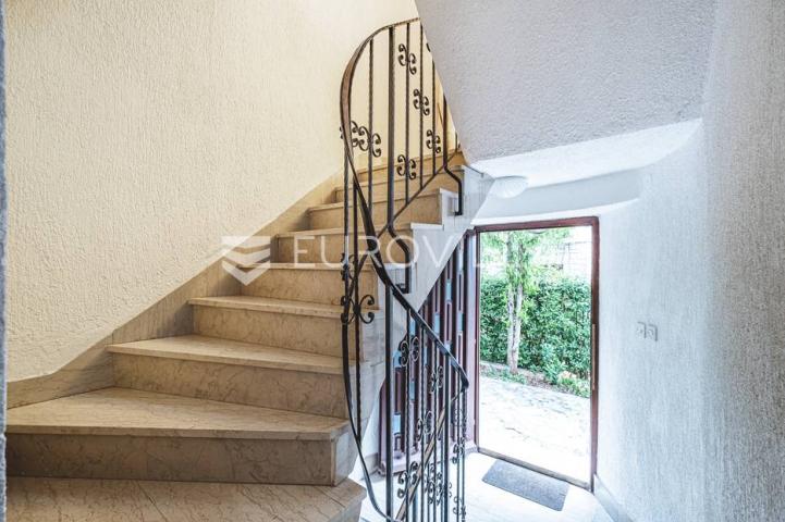 Otok Krk, Grad Krk, izvanredna kuća u prvom redu do mora NKP 260 m2