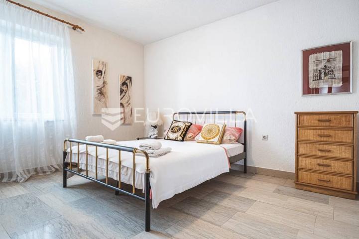 Otok Krk, Grad Krk, izvanredna kuća u prvom redu do mora NKP 260 m2