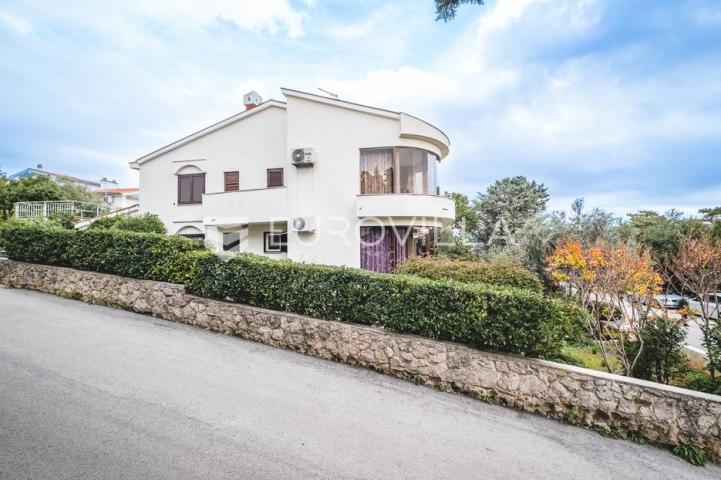 Otok Krk, Grad Krk, izvanredna kuća u prvom redu do mora NKP 260 m2