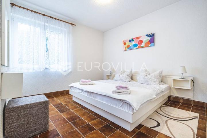 Otok Krk, Grad Krk, izvanredna kuća u prvom redu do mora NKP 260 m2