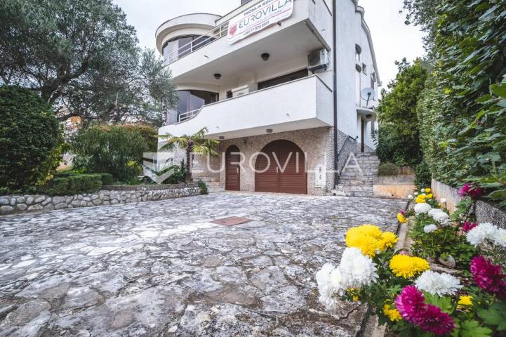 Otok Krk, Grad Krk, izvanredna kuća u prvom redu do mora NKP 260 m2