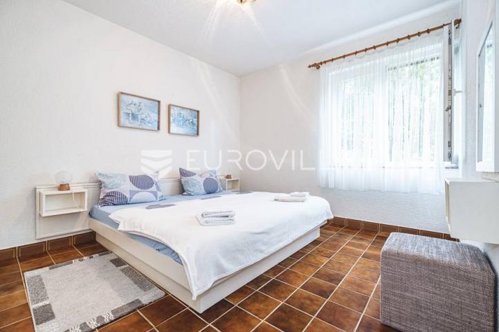 Otok Krk, Grad Krk, izvanredna kuća u prvom redu do mora NKP 260 m2