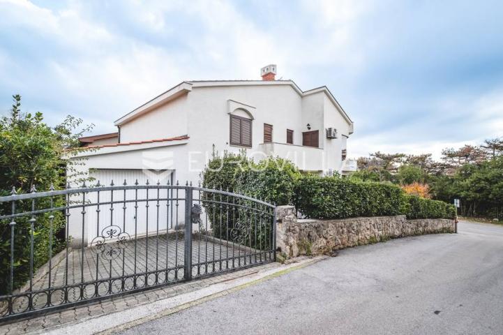 Otok Krk, Grad Krk, izvanredna kuća u prvom redu do mora NKP 260 m2
