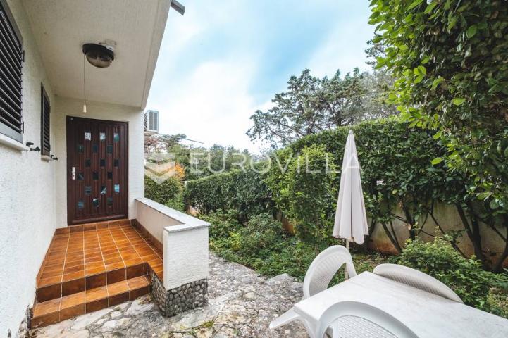 Otok Krk, Grad Krk, izvanredna kuća u prvom redu do mora NKP 260 m2